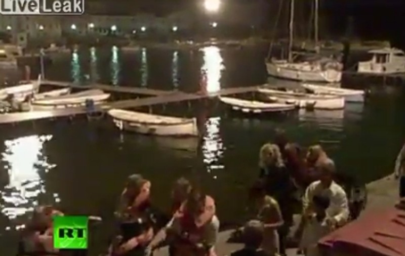 Doi tineri însurăţei, salvaţi de pe vasul de croazieră naufragiat | VIDEO