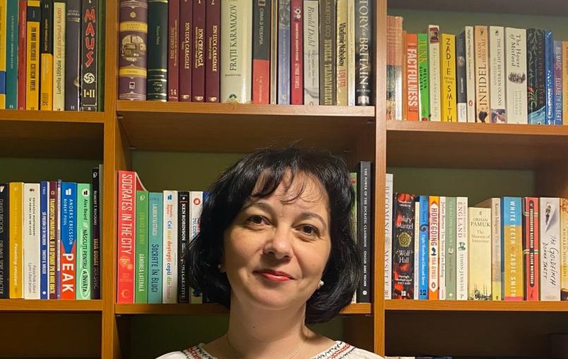 Profesoara din Târgu Mureș care lucrează gratuit cu elevii ei: „Copiii de gimnaziu au deja repere tot felul de indivizi care o duc foarte bine fără școală”