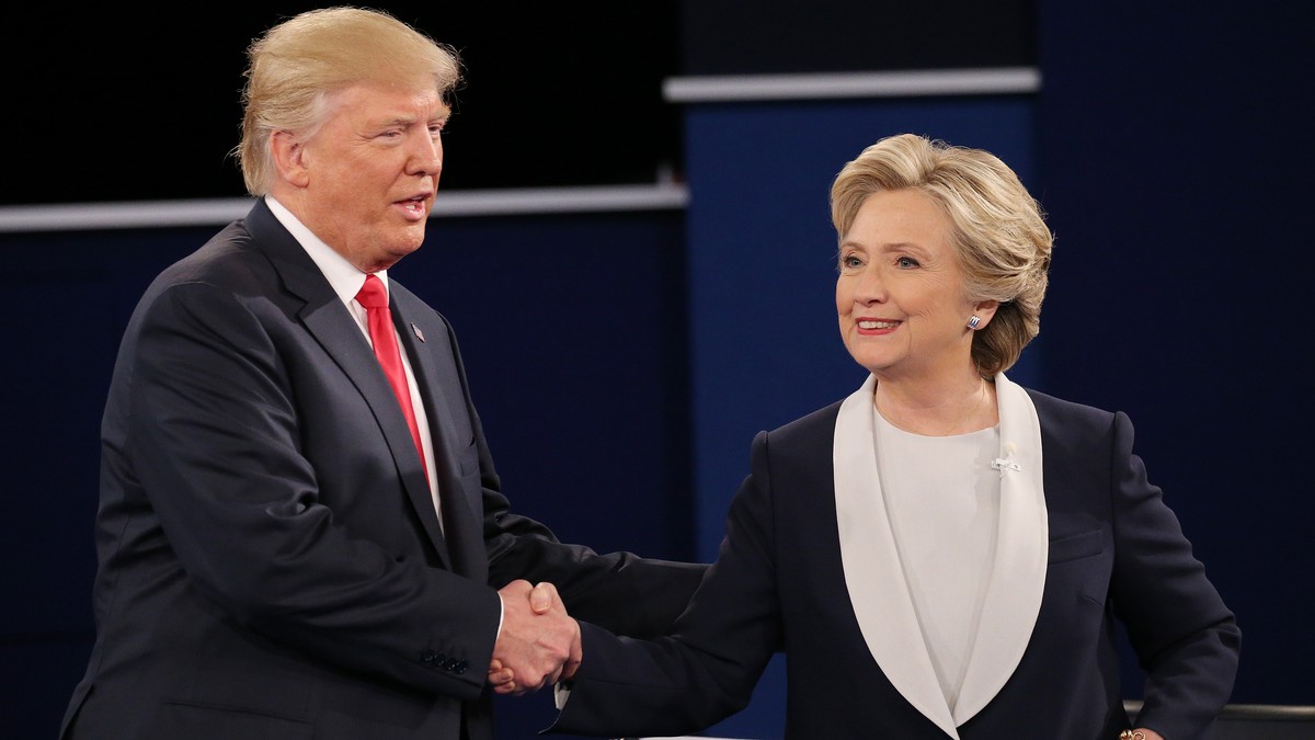 Alegeri SUA 2016 HIllary Clinton și Donald Trump dau mâna la finalul celei de-a doua dezbateri prezidentiale