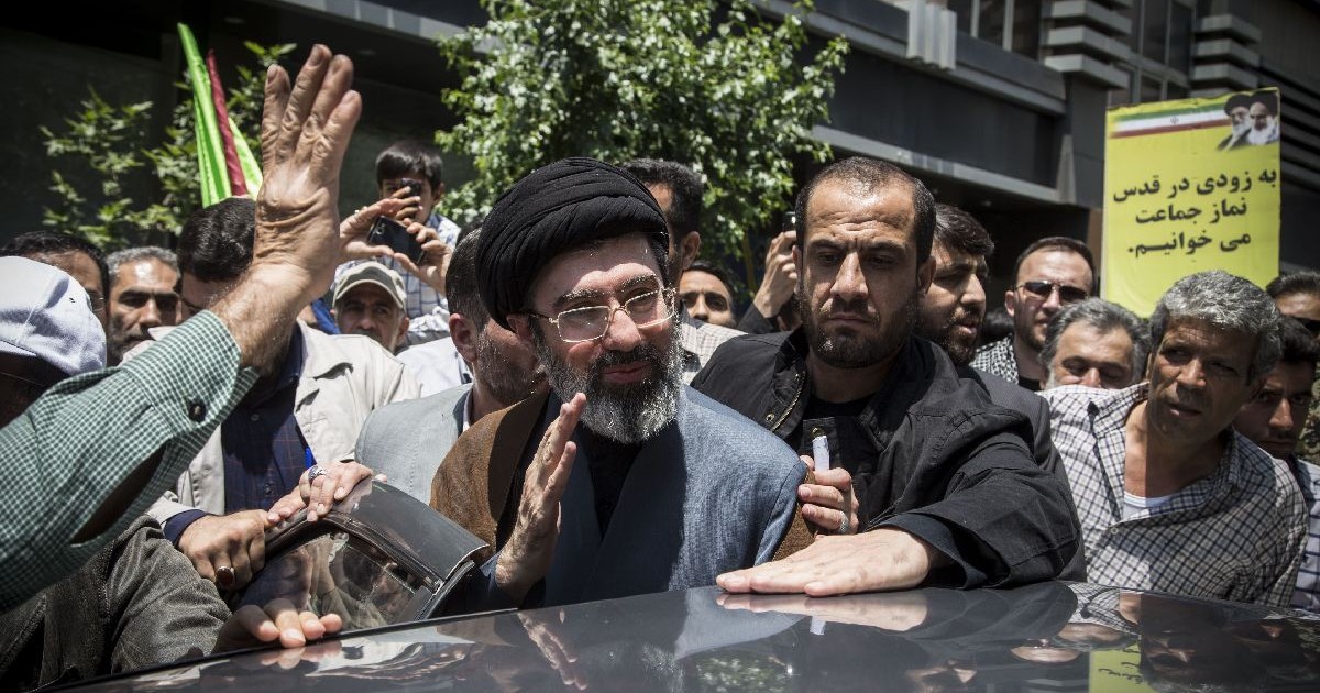 Mojtaba Khamenei în mijlocul mulțimii, înconjurat de gărzi de corp
