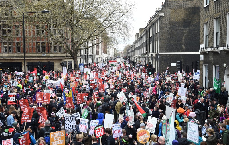 Proteste de amploare în Londra! Zeci de mii de oameni au ieșit în stradă pentru o manifestație anti-austeritate