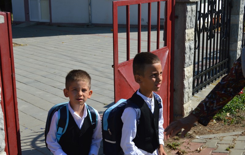 EXCLUSIV/Messi și Ronaldo joacă fotbal împreună și sunt colegi de bancă. Sunt gemeni, s-au născut în Spania și sunt crescuți la Vaslui de bunica lor - FOTO