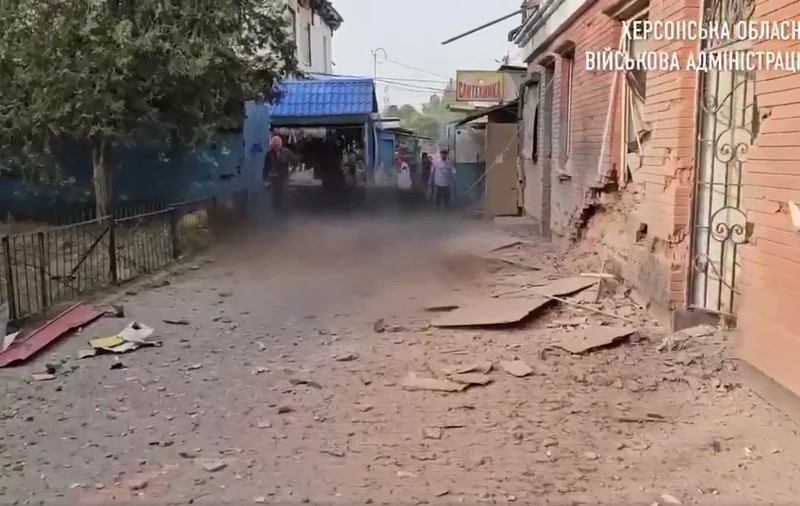 Cel puțin șapte morţi şi trei răniţi în sudul Ucrainei, după un atac al artileriei ruse într-o piaţă din Herson | VIDEO