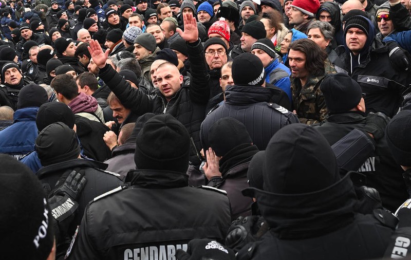 Incidente în Bulgaria, la un protest antirestricții. Manifestanții au vrut să intre în Parlament, unde ușile au fost baricadate cu mese