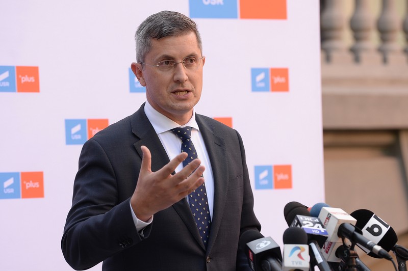Presedinte al aliantei USR-PLUS si vicepremier, Dan Barna, reactioneaza in timpul unei conferinte de presa privind recentele informatii despre ancheta DNA in legatura cu cheltuirea unor fonduri europene, miercuri, 12 mai 2021, la sediul aliantei din Bucuresti. EDUARD VINATORU / MEDIAFAX FOTO