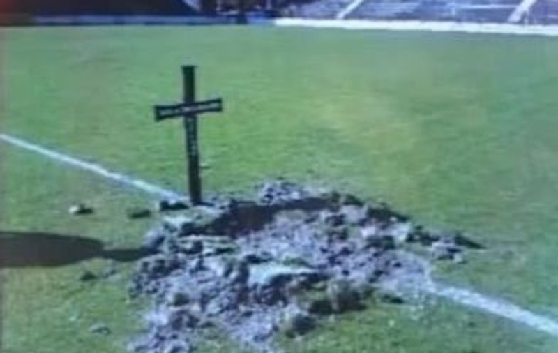 Asta da FANATISM! Suporterii şi-au ameninţat favoriţii săpând un mormânt în mijlocul terenului | VIDEO