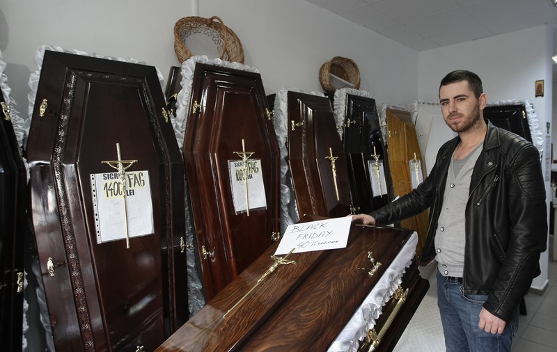 Black Friday a înnebunit pe toată lumea! Coşciuge reduse în vinerea neagră | FOTO