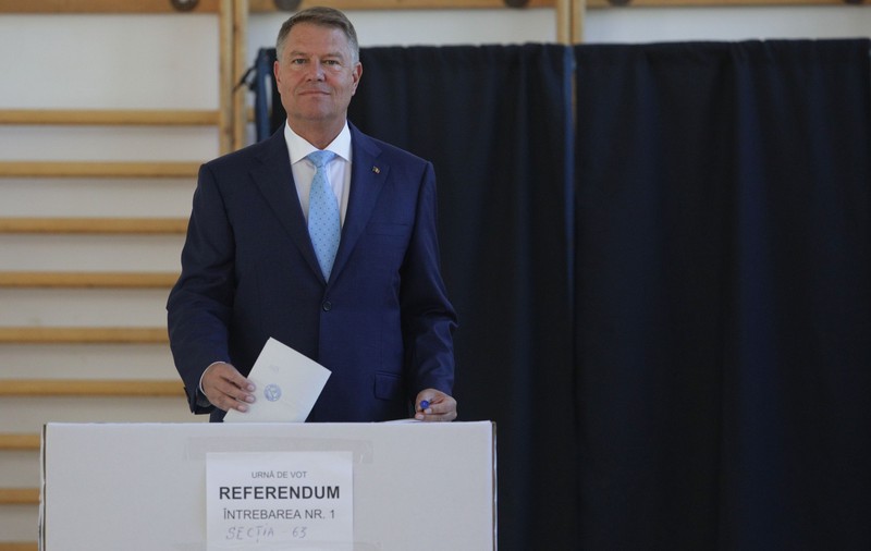 FOTO | Klaus Iohannis a votat la alegerile europarlamentare şi la referendum: "Veniţi la vot, dragi români! Astăzi, puteţi să începeţi să schimbaţi România!"