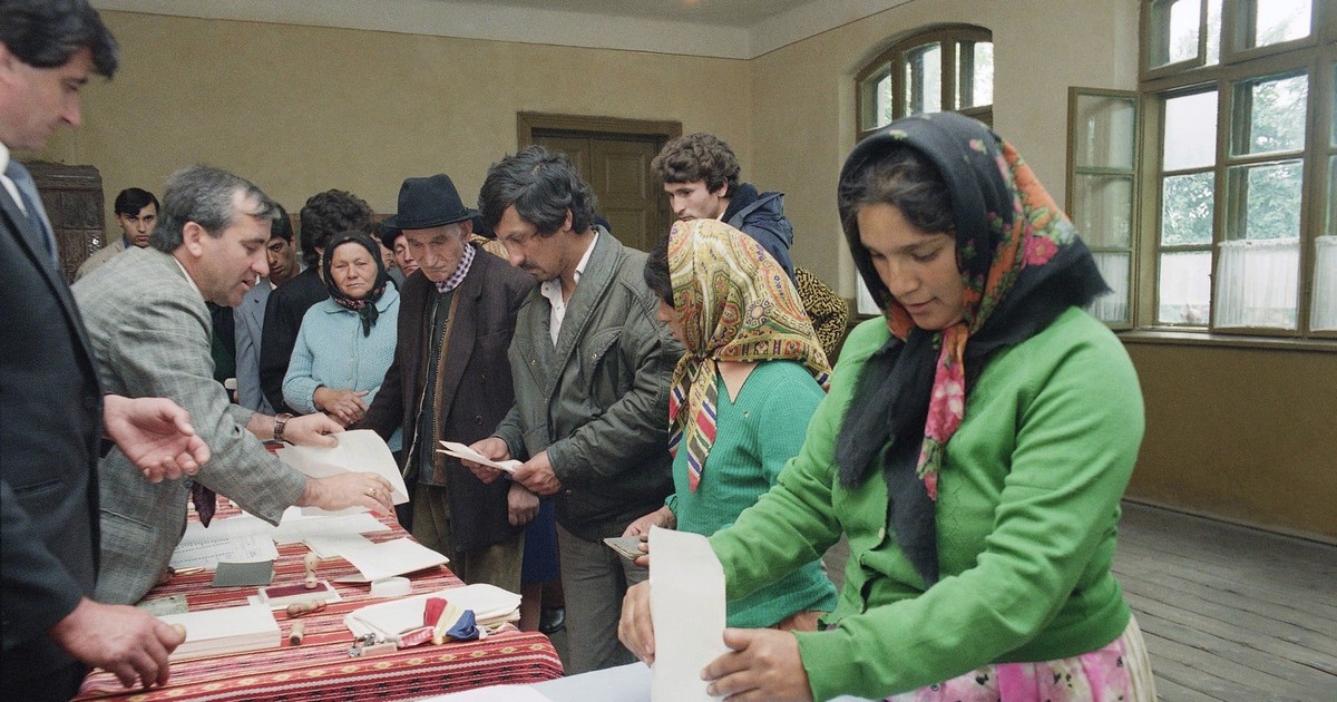 Secția de votare a alegerilor din România Fermierii sunt fotografiați într-o secție de votare rurală din Valea Popilor, la aproximativ 40 de kilometri de București, pe 20 mai 1990, în timp ce merg la vot pentru prima dată în alegeri libere din România de la cel de-al Doilea Război Mondial.