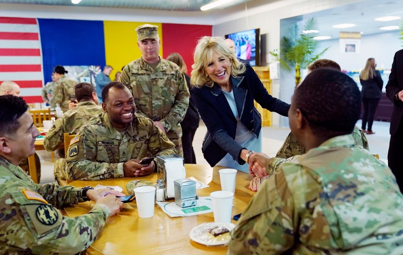 Jill Biden, aplaudată de soldații americani de la baza Kogălniceanu când i-a anunțat că le-a adus ketchup