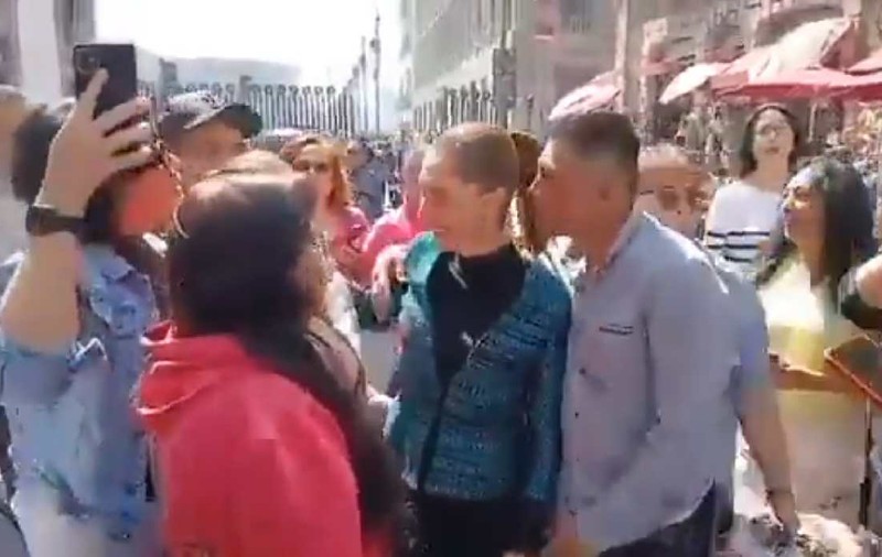 Un bărbat a pipăit-o pe președinta Mexicului în timp ce aceasta vorbea cu cetățenii pe stradă