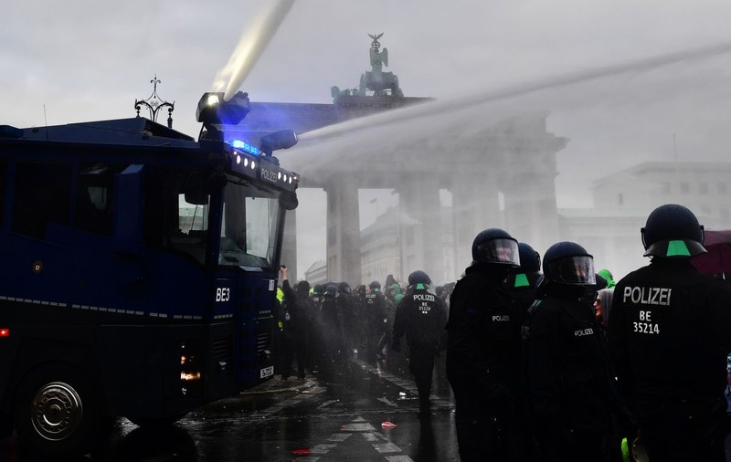 Protest masiv la Berlin față de măsurile anti-COVID. Poliția a pus tunurile de apă pe manifestanți