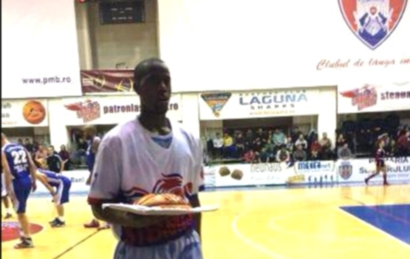 Robert Nyakundi și antrenorul secund al echipei de baschet Steaua au primit câte un tort de ciocolată