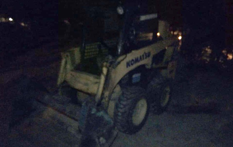 Patru tineri din Vaslui au fost filmați manevrând un buldozer. Distracția a avut loc sâmbătă noaptea |VIDEO