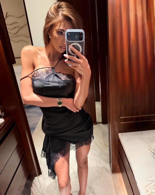 O cântăreață din Bulgaria a făcut show pe piesa lui Theo Rose. Cum sună melodia „A venit poliția” în limba bulgară