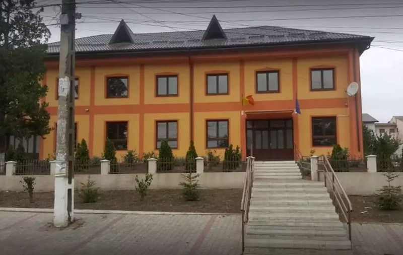 Femeie înjunghiată de soțul ei într-o primărie din Iași. Cei doi soți au mers să depună actele de divorț, dar bărbatul s-a răzgândit