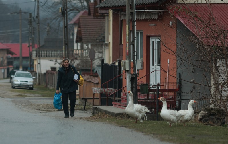 VIDEOREPORTAJ De 8 Martie, femeile din Bărbătești, Vâlcea, își doresc sănătate, pace și o pereche de adidași: „Pantofi nu mi-am luat de ani de zile!”