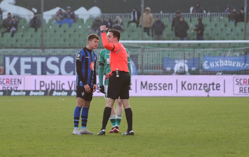 Atacul bulgărilor de zăpadă. Un meci din liga a treia germană de fotbal, întrerupt după ce fanii l-au luat la țintă pe arbitrul asistent | FOTO