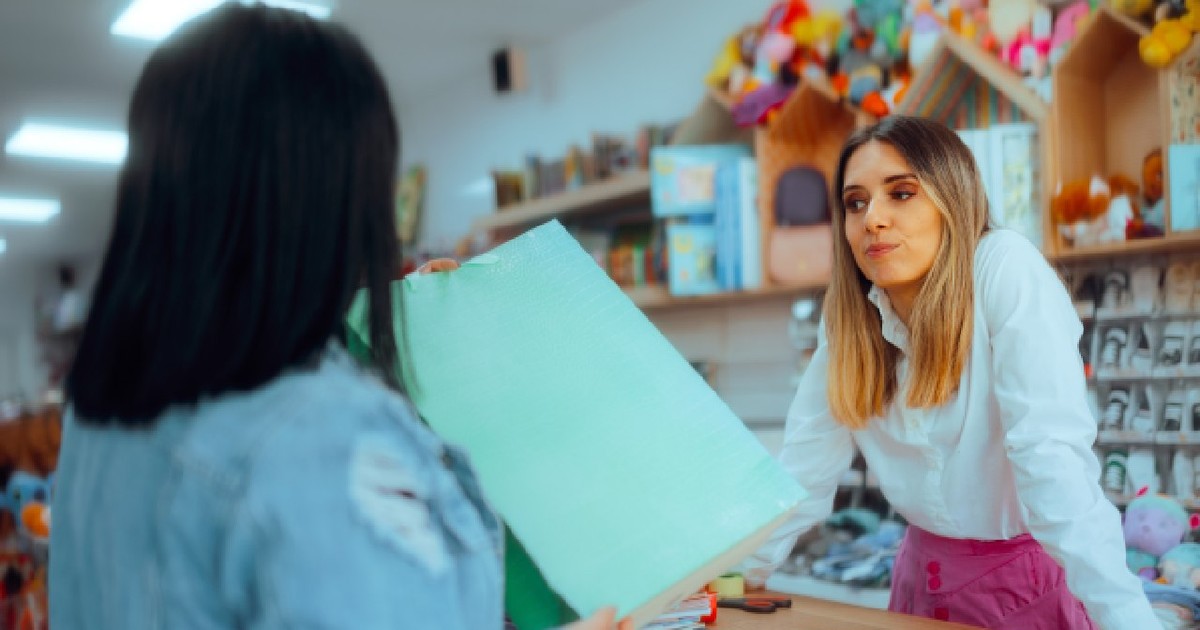 Client nemulțumit care returnează produsul cumpărat într-un magazin.