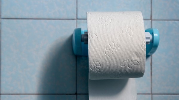 O rola de hârtie igienică atârnată în baie