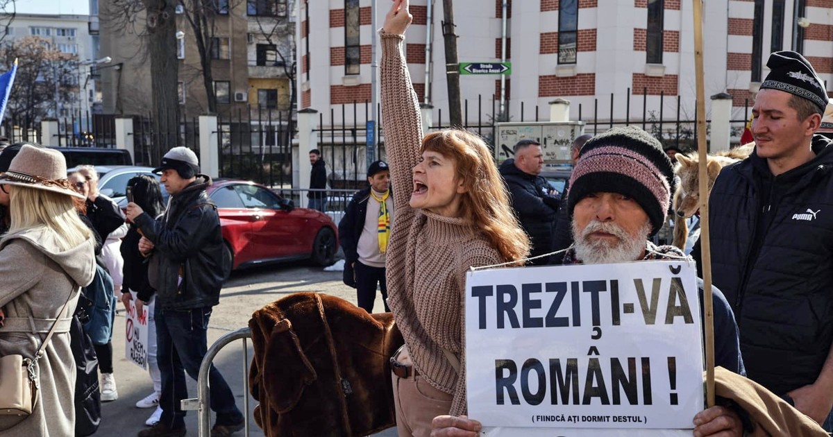 Mulțime care protesteaza