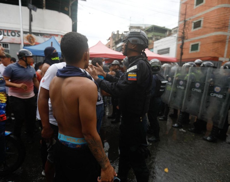 Revoltă în Venezuela după ce Nicolas Maduro a fost declarat câștigătorul prezidențialelor. Oamenii contestă în stradă rezultatul scrutinului