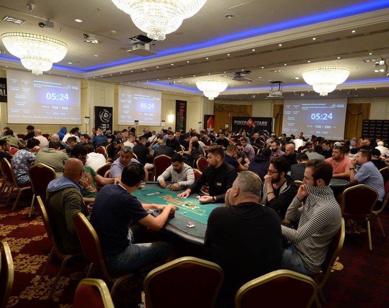 2.000 de români trăiesc din poker. Stau câte 10-12 ore la laptop și produc până la 10.000 de euro pe lună / GALERIE FOTO