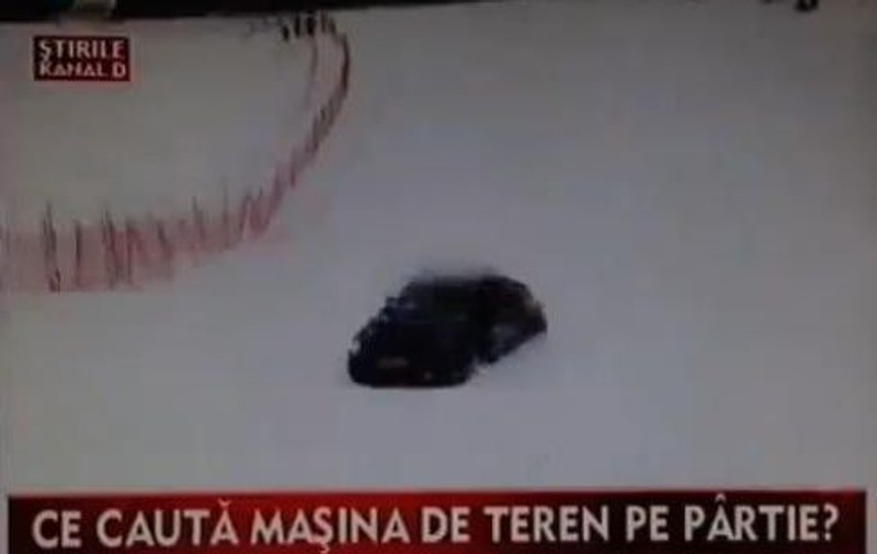 CE TUPEU! Există turişti care se dau cu maşina pe pârtie! | VIDEO