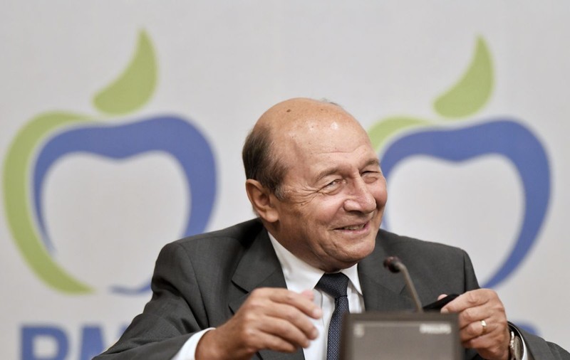 Traian Băsescu anunță că și-a făcut testele anti-drog și COVID cerute de Gabriela Firea. ”Vă propun public o dezbatere”