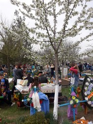 Cimitirul a devenit locul de întâlnire al celor plecați | Foto: 7est.ro