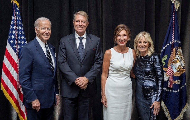 Klaus Iohannis a postat o fotografie alături de Joe Biden, de la recepția pentru șefii de stat prezenți la Adunarea Generală a ONU