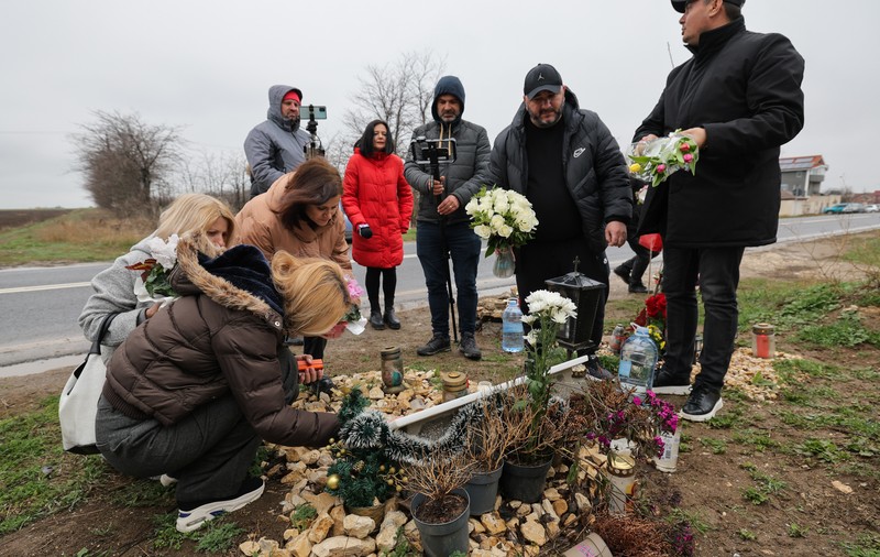 După proces, prietenii lui Sebi, studentul ucis de Vlad Pascu, au mers la locul accidentului, ca să depună flori de ziua lui. „Trebuie să i se facă dreptate”