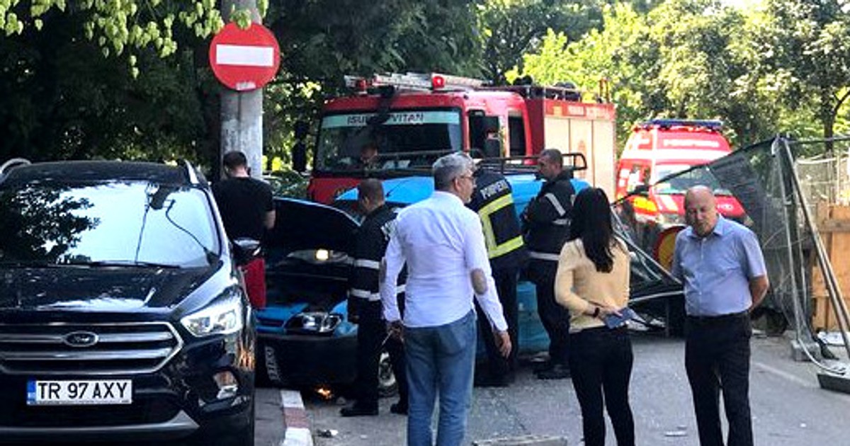Un tânăr a provocat un accident în București și amenință că se aruncă în Dâmbovița