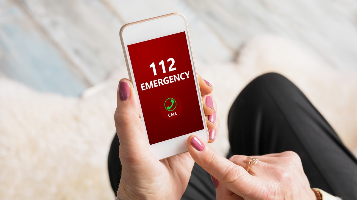 femeie care sună la 112