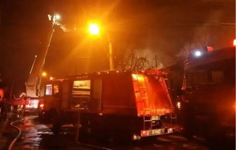 Zeci de locatari dintr-un bloc din Pitești au fost evacuați, după ce s-a simțit miros de gaz. O persoană a fost găsită semiconștientă