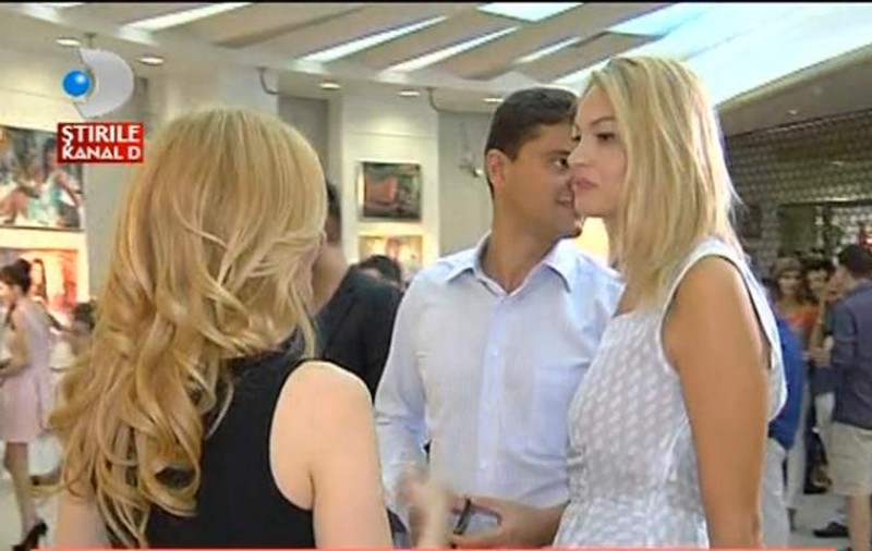 Valentina Pelinel APARIŢIE DE SENZAŢIE! A venit FĂRĂ SUTIEN la o expoziţie de pictură! FOTO