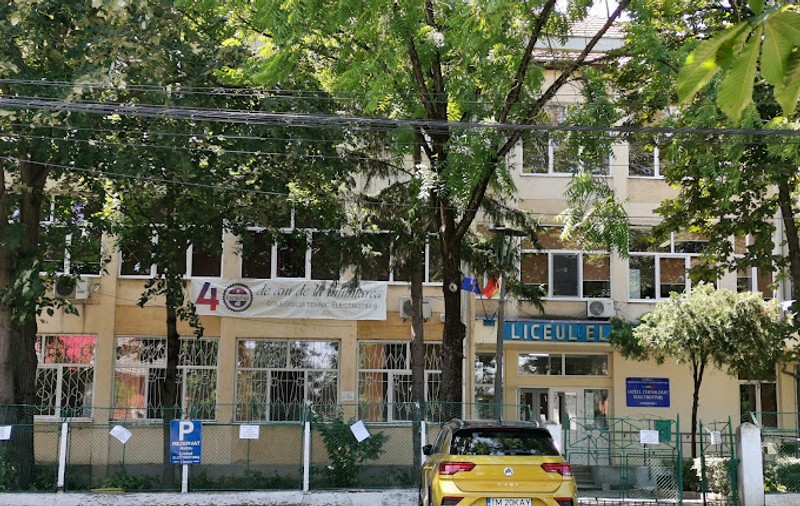 Două eleve au ajuns la spital, după ce un coleg de clasa a X-a a pulverizat spray lacrimogen în toaletă, la Liceul Electrotimiș din Timișoara