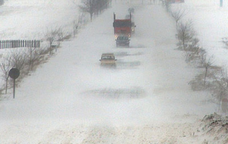 MAI îi atenționează pe conducătorii auto că urmează o perioadă cu vreme sev­eră. “Să se intereseze asupra condițiilor meteo”