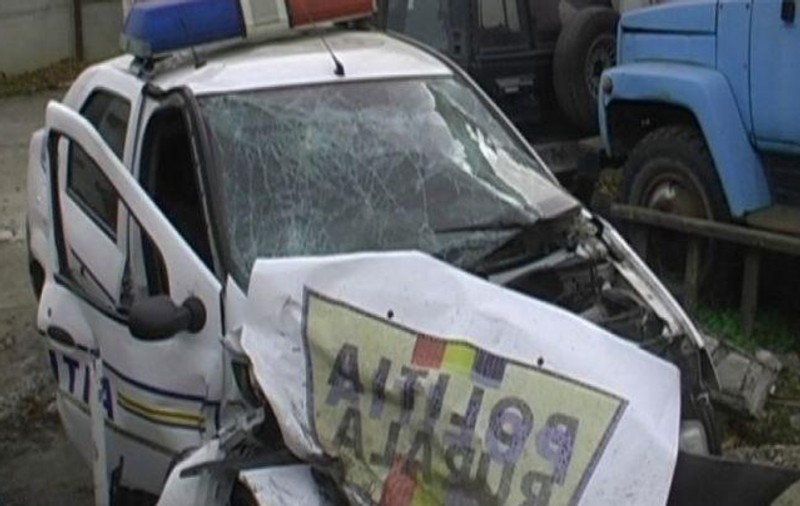 Echipaj de poliție atacat de mai mulți tineri. Mașina a fost distrusă