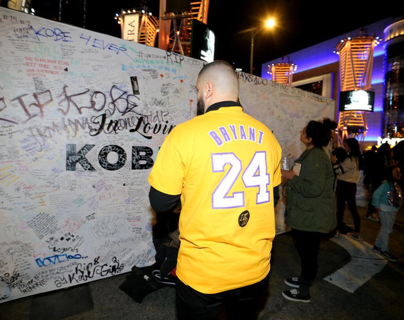 Omagii impresionante la primul meci al echipei LA Lakers după decesul lui Kobe Bryant. Jucătorii au lăsat două scaune goale pentru fostul star NBA și fiica lui Gianna