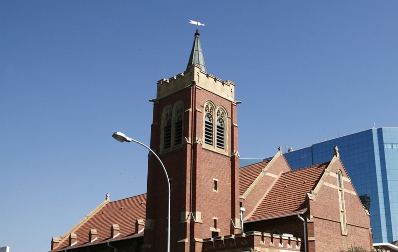 A transformat biserica în sală de forţă