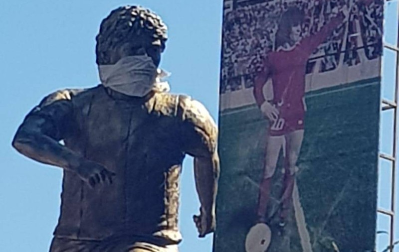 Statuia lui Maradona din Buenos Aires are mască de protecție