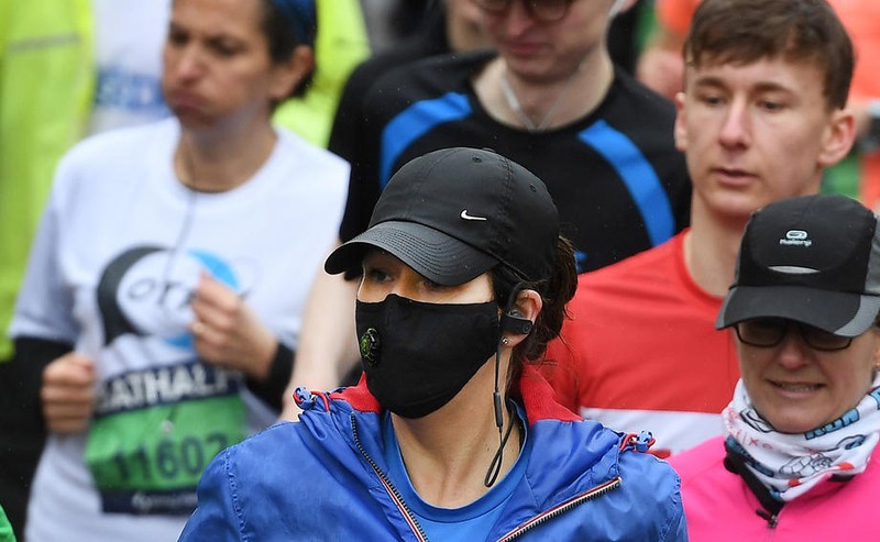 O alergătoare de la semimaratonul Bath a purtat mască de protecție FOTO: EPA-EFE/ANDY RAIN