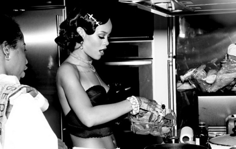 Cine ar fi crezut vreodată? Rihanna, LA CRATIŢĂ, înainte de Revelion! FOTO