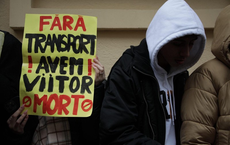 Elevii din 19 județe au rămas fără transport gratuit. Protest în fața Ministerului Educației: „E un drept fundamental să ajungi la școală”