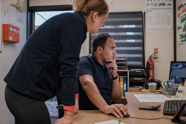 Alexandra Scarlat, farm superviser, și managerul fermei, Radu Țăndărescu, calculează plățile pentru salariile muncitorilor sezonieri. Cobham, Kent, UK, septembrie 2021