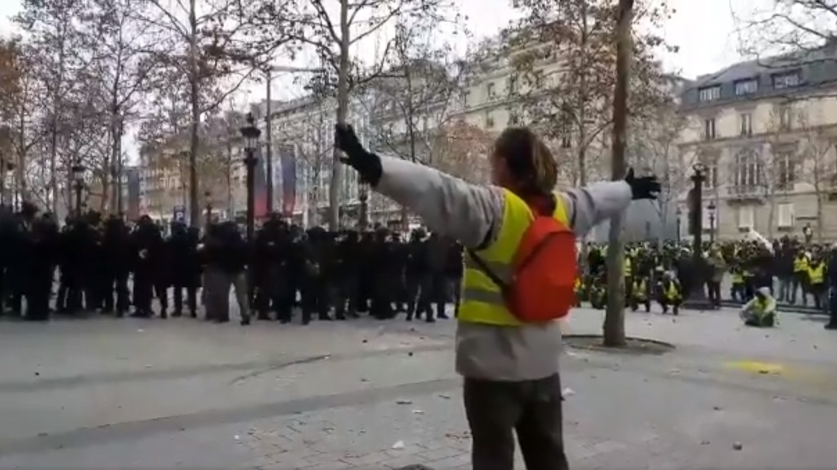 Un protestatar cu mâinile ridicate a încasat o bilă de cauciuc în abdomen la Paris
