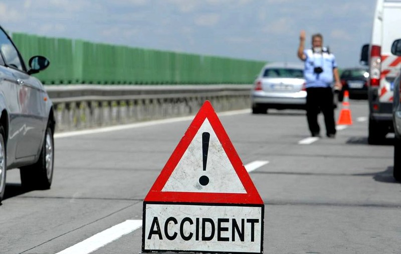 Autoturism în flăcări pe autostrada A2. Traficul rutier este blocat