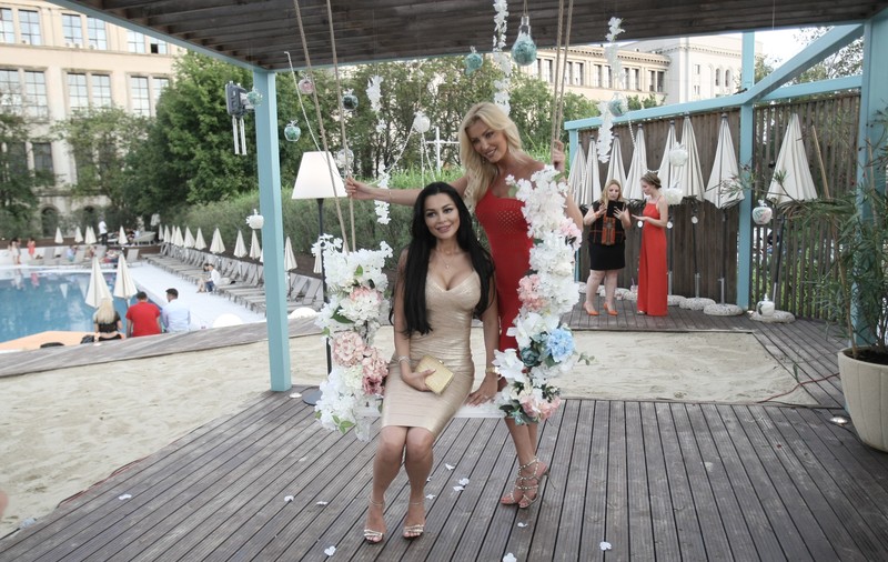 FOTO EXCLUSIV/  Ilie Năstase nu i-a mai oferit nici un cadou în ultima perioadă. Brigitte a făcut o obsesie pentru o rochie și o poartă non-stop