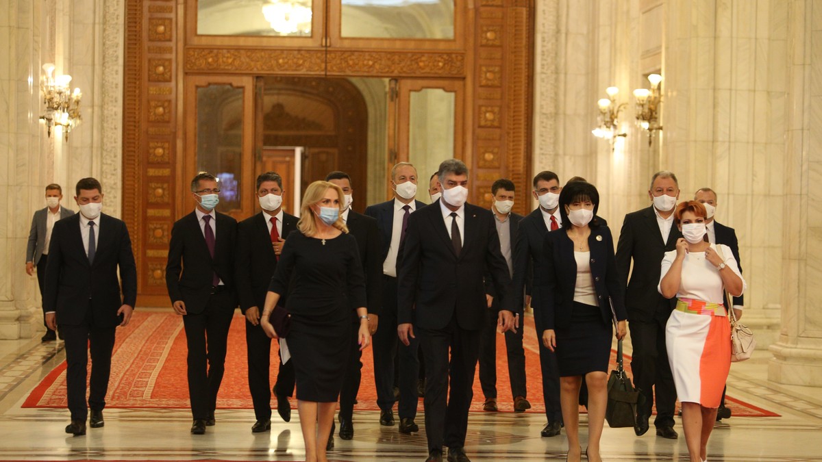 Liderii PSD sosesc la Palatul Parlamentului, unde se desfășoară Congresul. Cei mai mulți membri ai partidului participă însă prin videoconferință Foto: Dumitru Angelescu / Libertatea
